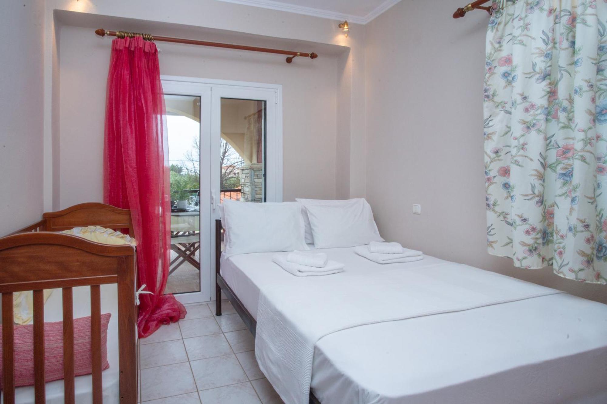 Private 6-Bdrm Villa With Garden 150M To Beach 파라디소스 외부 사진