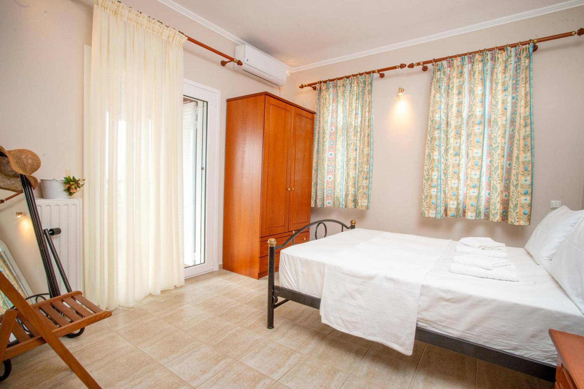 Private 6-Bdrm Villa With Garden 150M To Beach 파라디소스 외부 사진