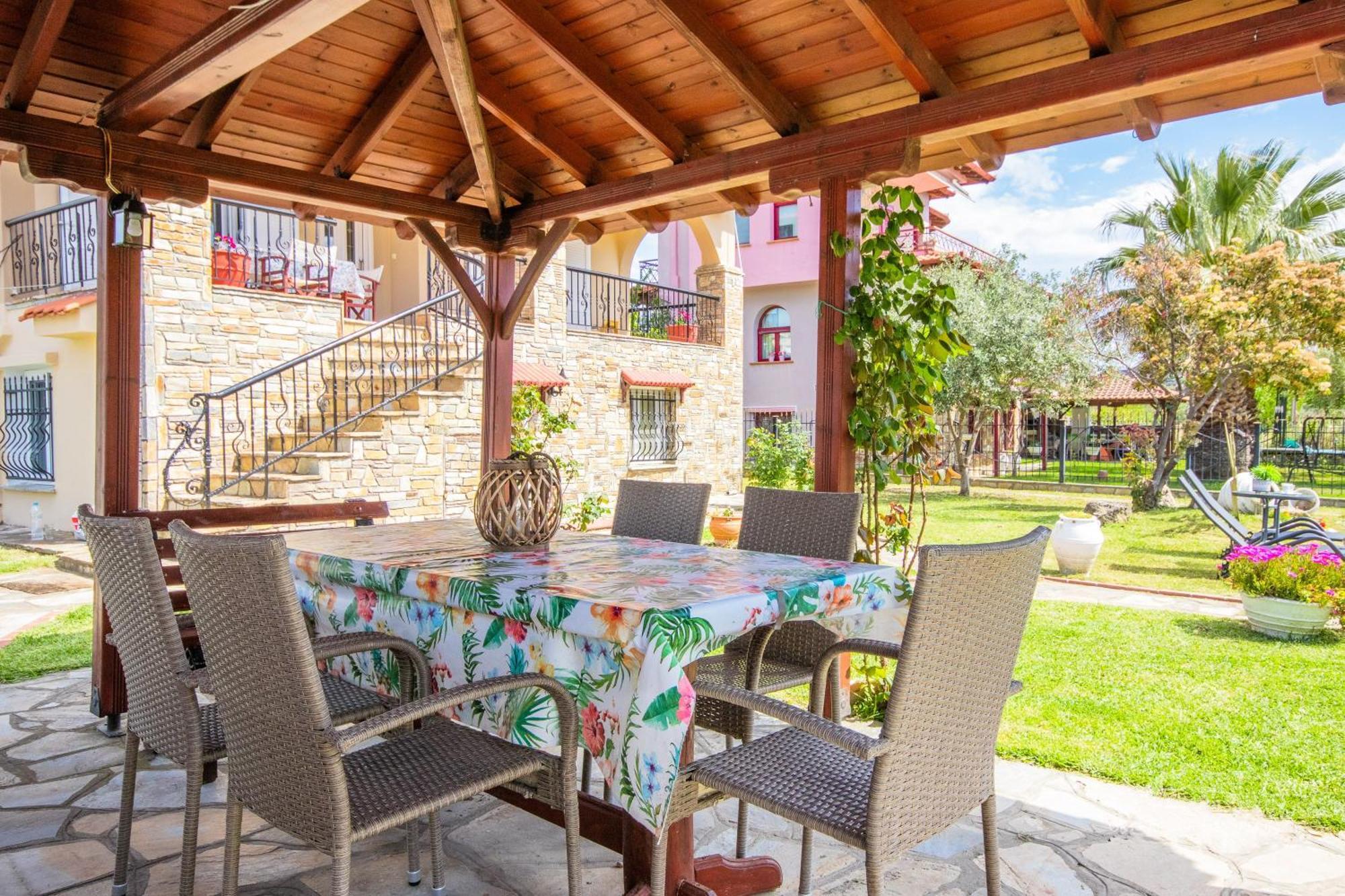 Private 6-Bdrm Villa With Garden 150M To Beach 파라디소스 외부 사진